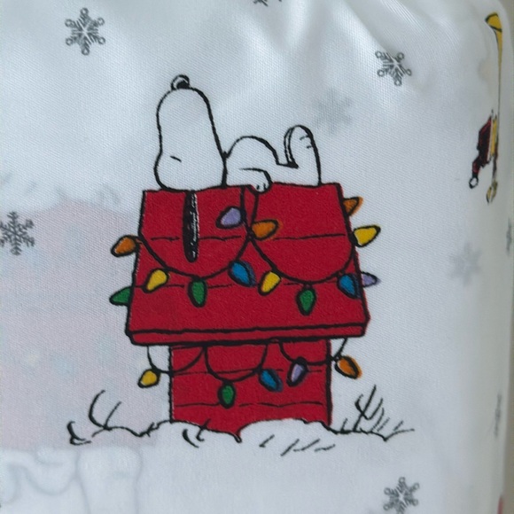NEW Peanuts Snoopy Christmas Holiday Snoopy Santa Snowflakes Sheet FULL - Picture 10 of 11